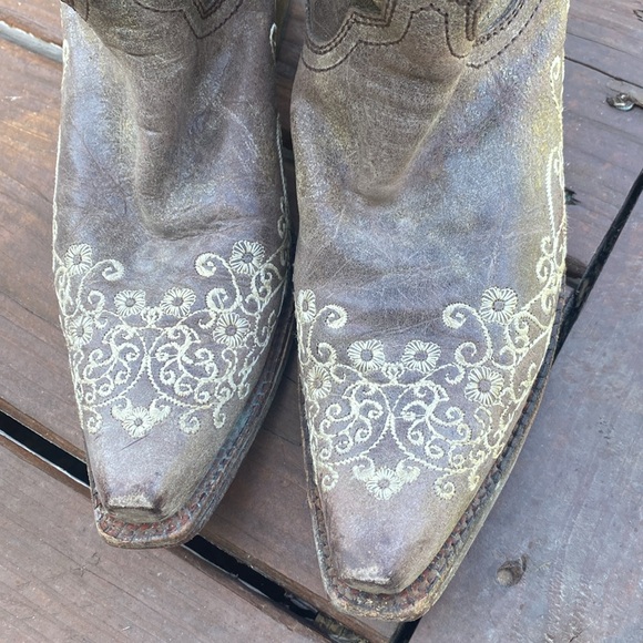 Women’s Corral Boots with Embroidered Flower Detail - Picture 3 of 8